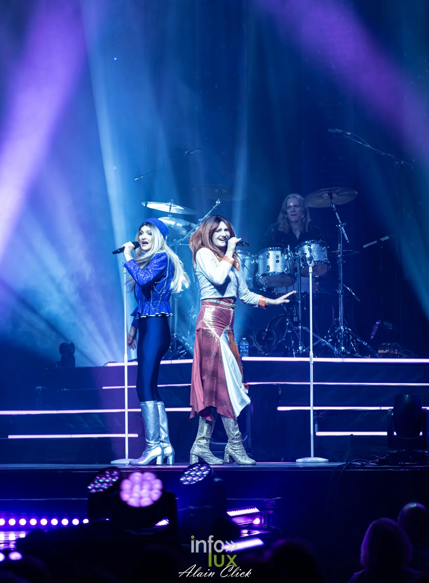 Les deux chanteuses serrées l’une contre l’autre au micro, Mania The ABBA Tribute, Zénith de Nancy, 25 septembre 2026