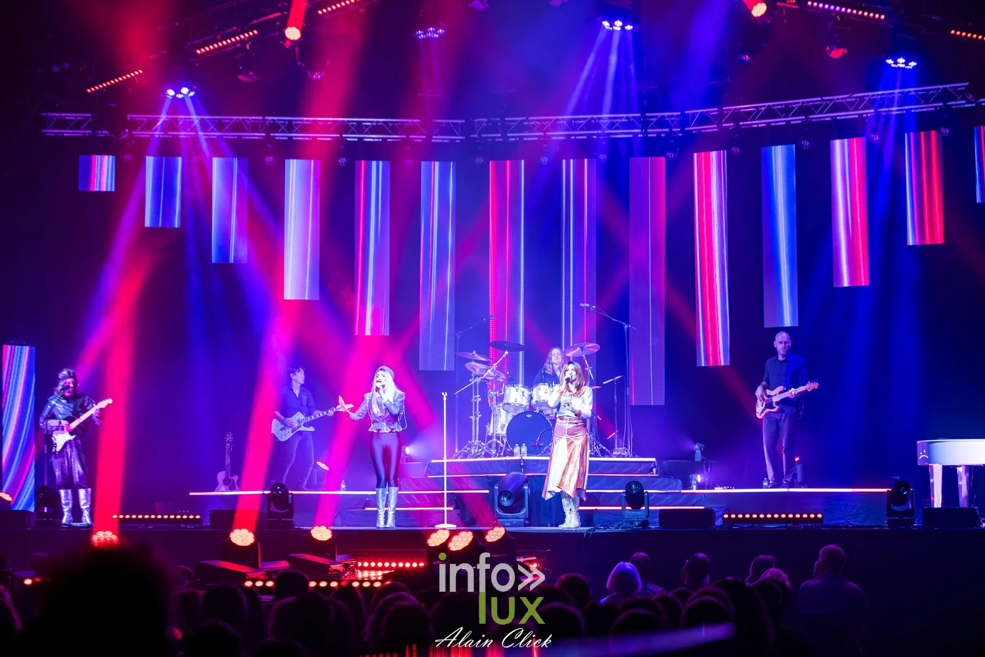 Vue d’ensemble de la scène sous des barres lumineuses rouges et bleues, Mania The ABBA Tribute, Zénith de Nancy, 25 septembre 2026