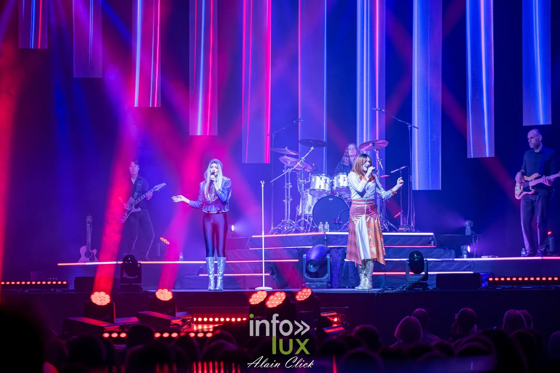 Les deux chanteuses entre les faisceaux rouges et les barres lumineuses, Mania The ABBA Tribute, Zénith de Nancy, 25 septembre 2026