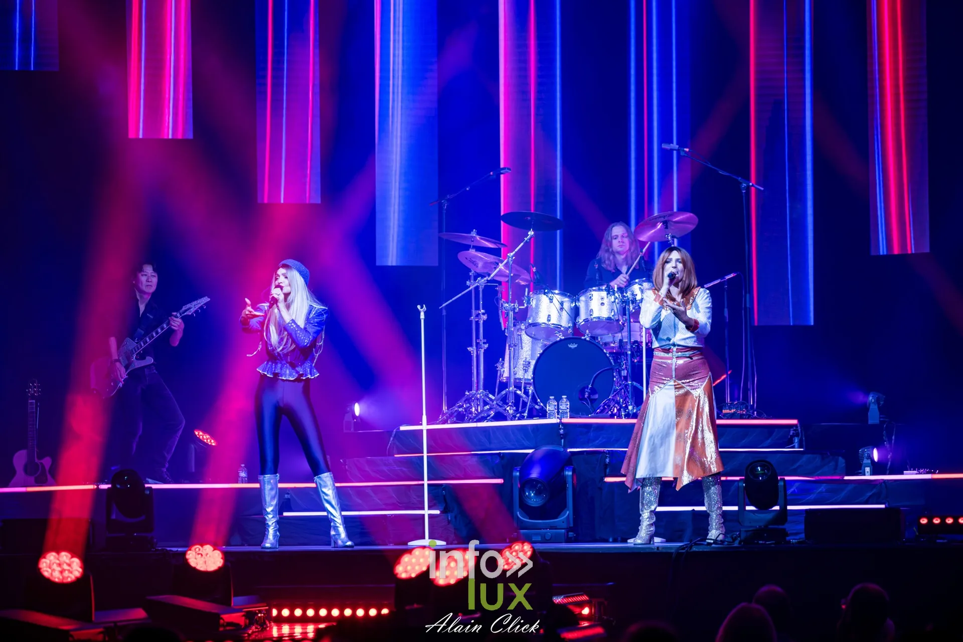 Le groupe au complet sous des lumières rouges et bleues, Mania The ABBA Tribute, Zénith de Nancy, 25 septembre 2026