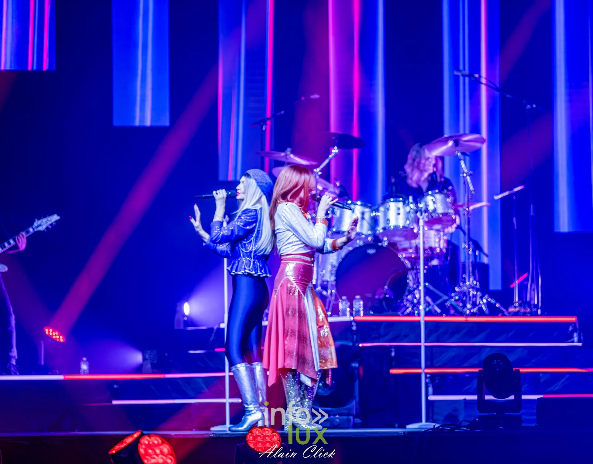 Les deux chanteuses face à face au micro, Mania The ABBA Tribute, Zénith de Nancy, 25 septembre 2026