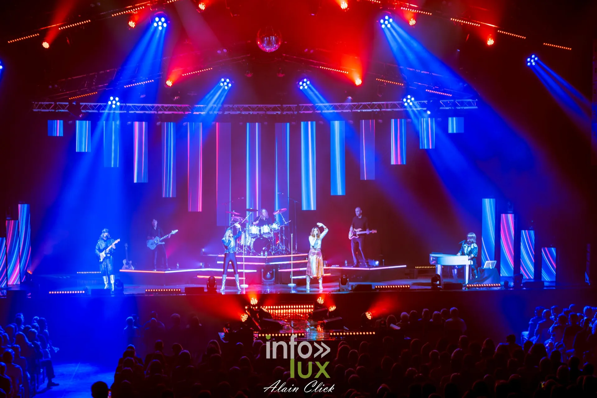 Vue d’ensemble de la scène sous des projecteurs rouges et bleus, public au premier plan, Mania The ABBA Tribute, Zénith de Nancy, 25 septembre 2026