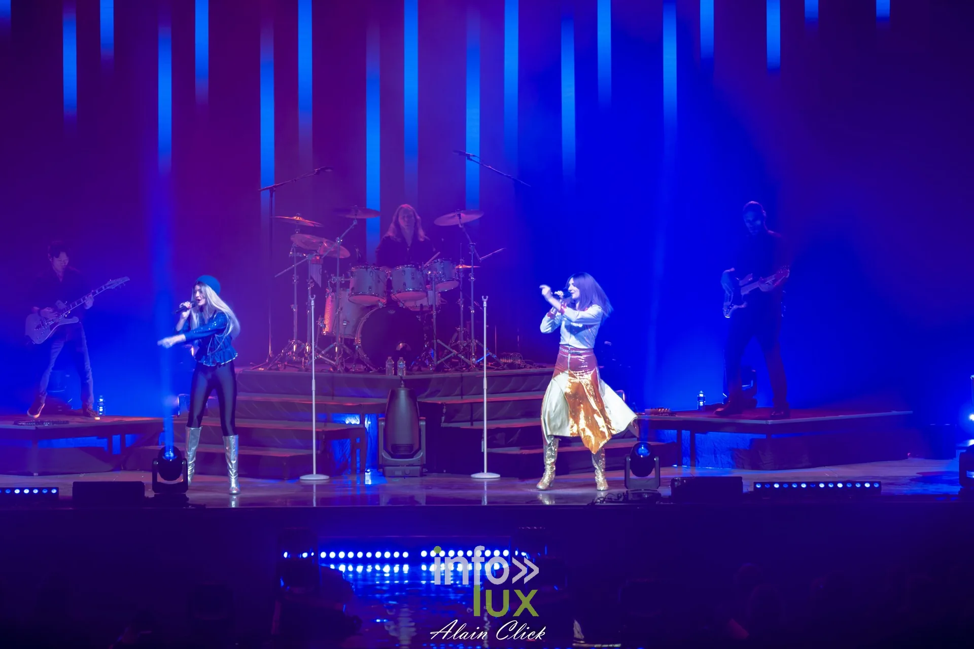 Les deux chanteuses sur le devant de la scène, batterie et guitaristes au fond, Mania The ABBA Tribute, Zénith de Nancy, 25 septembre 2026