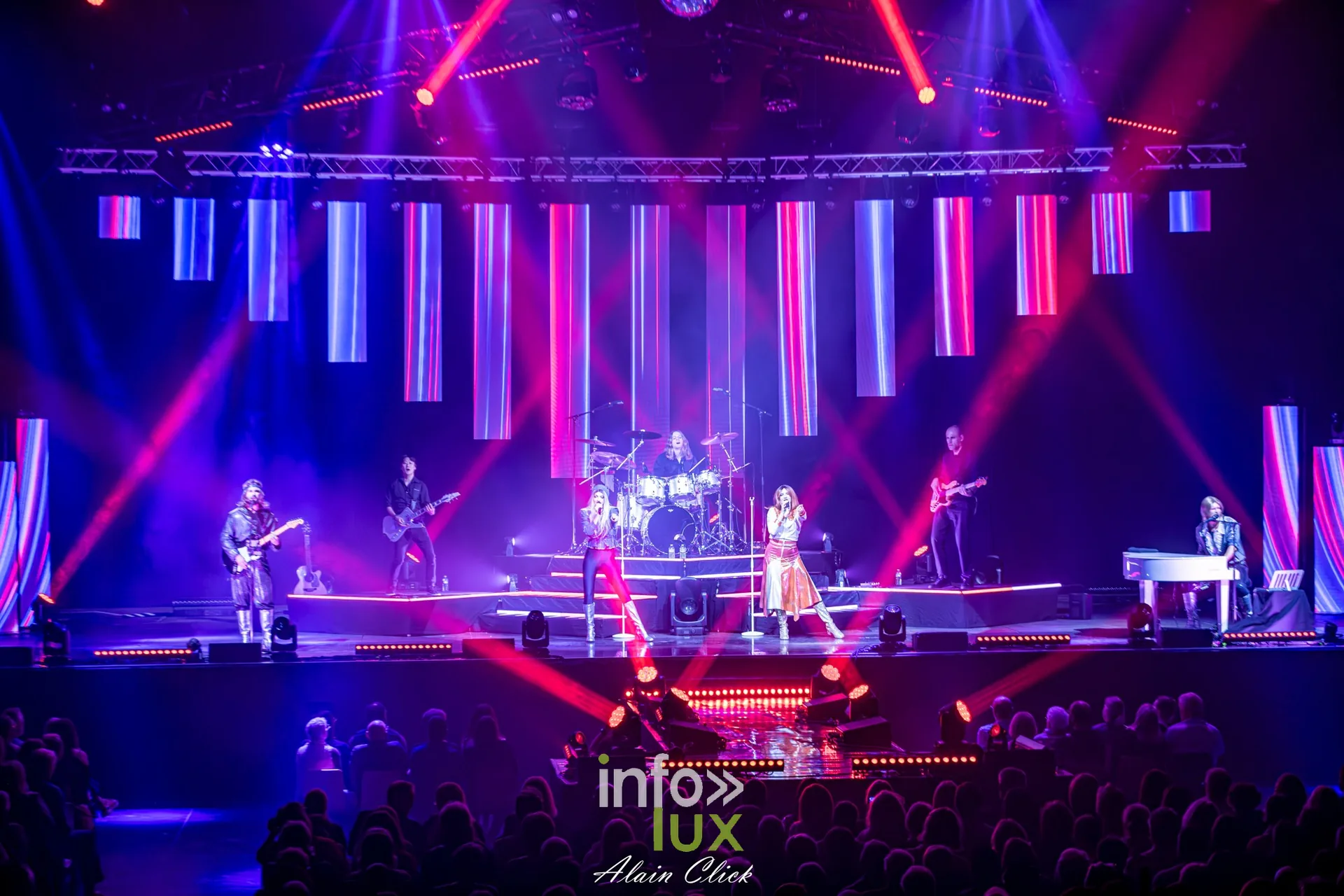 Vue d’ensemble de la scène sous des faisceaux rouges, Mania The ABBA Tribute, Zénith de Nancy, 25 septembre 2026