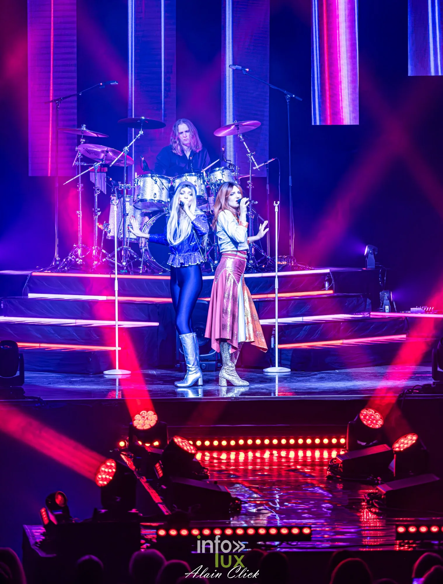 Les deux chanteuses sur l’escalier lumineux devant la batterie, Mania The ABBA Tribute, Zénith de Nancy, 25 septembre 2026