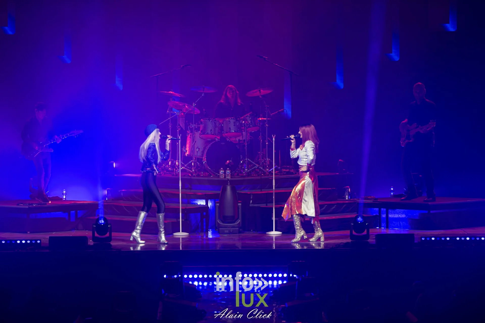 Les deux chanteuses face au public, lumière violette, Mania The ABBA Tribute, Zénith de Nancy, 25 septembre 2026