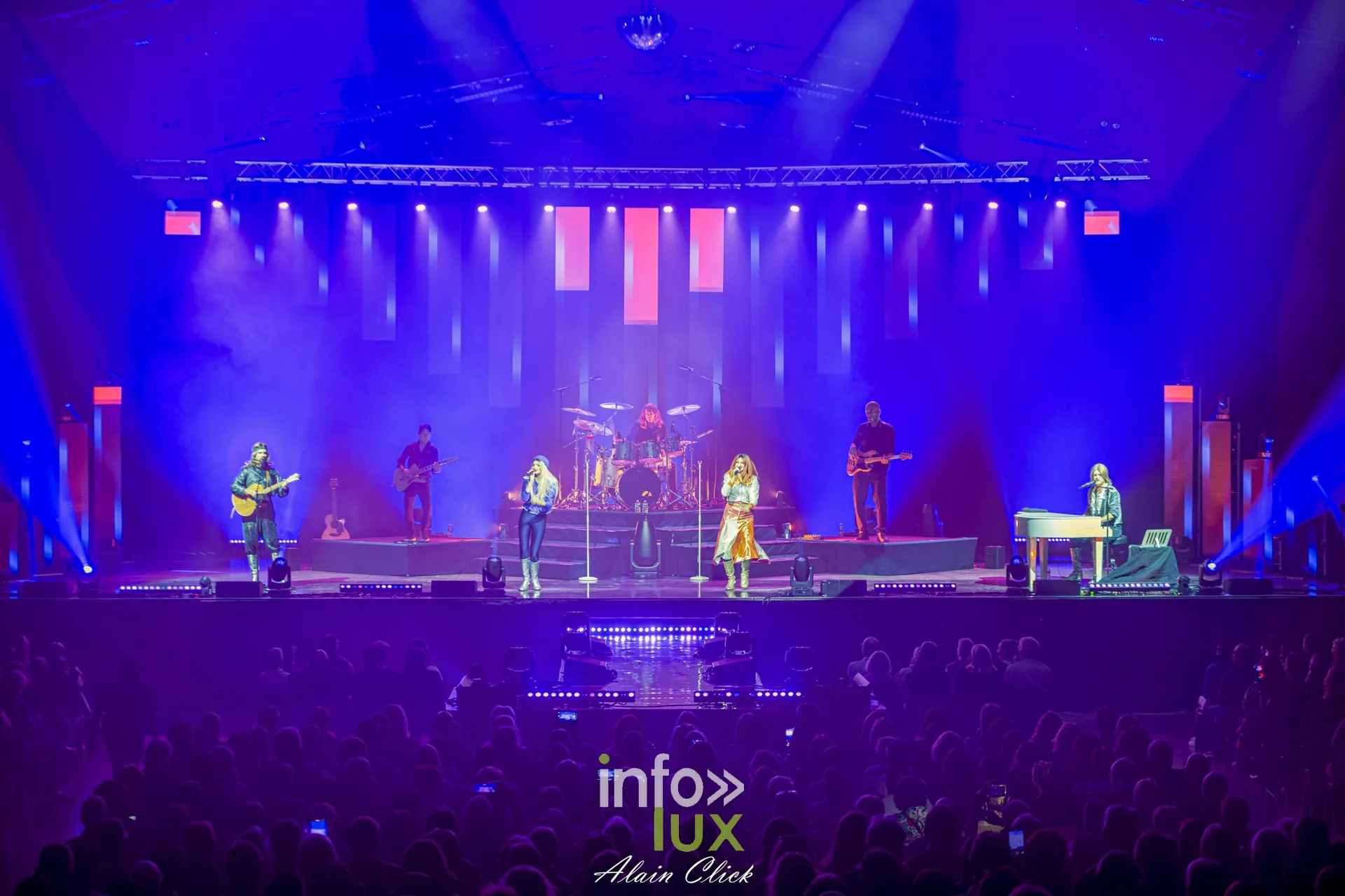 Vue d’ensemble de la scène et du public, écrans rouges au-dessus du groupe, Mania The ABBA Tribute, Zénith de Nancy, 25 septembre 2026