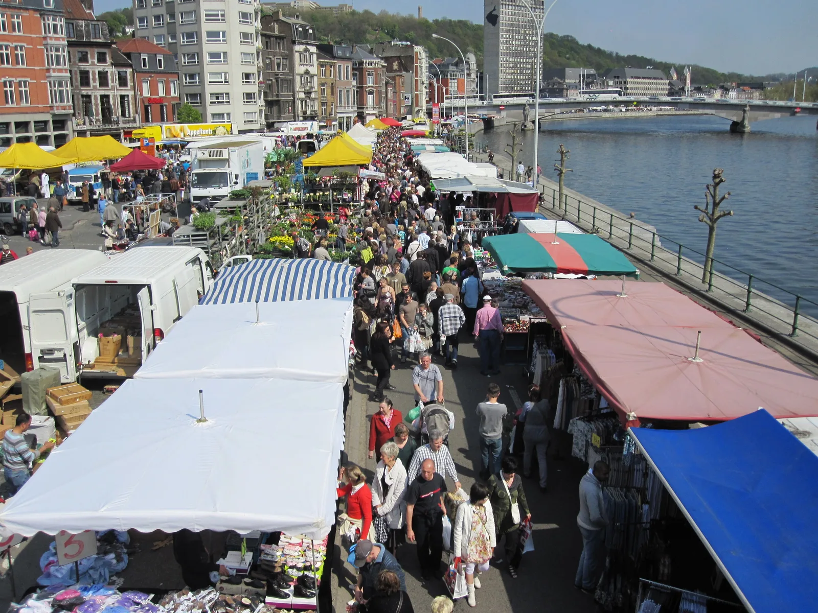 Les échoppes du marché de la Batte alignées sur le quai, à Liège