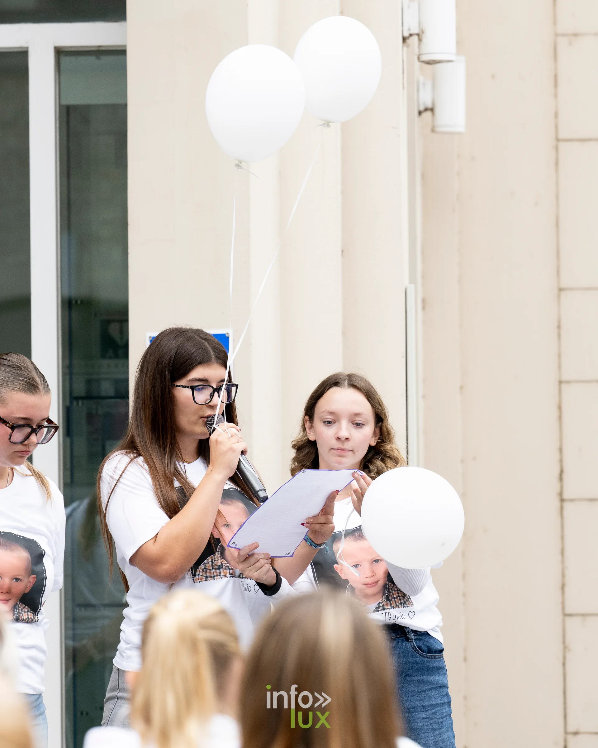 Une participante lit un texte au micro avant le départ de la marche blanche