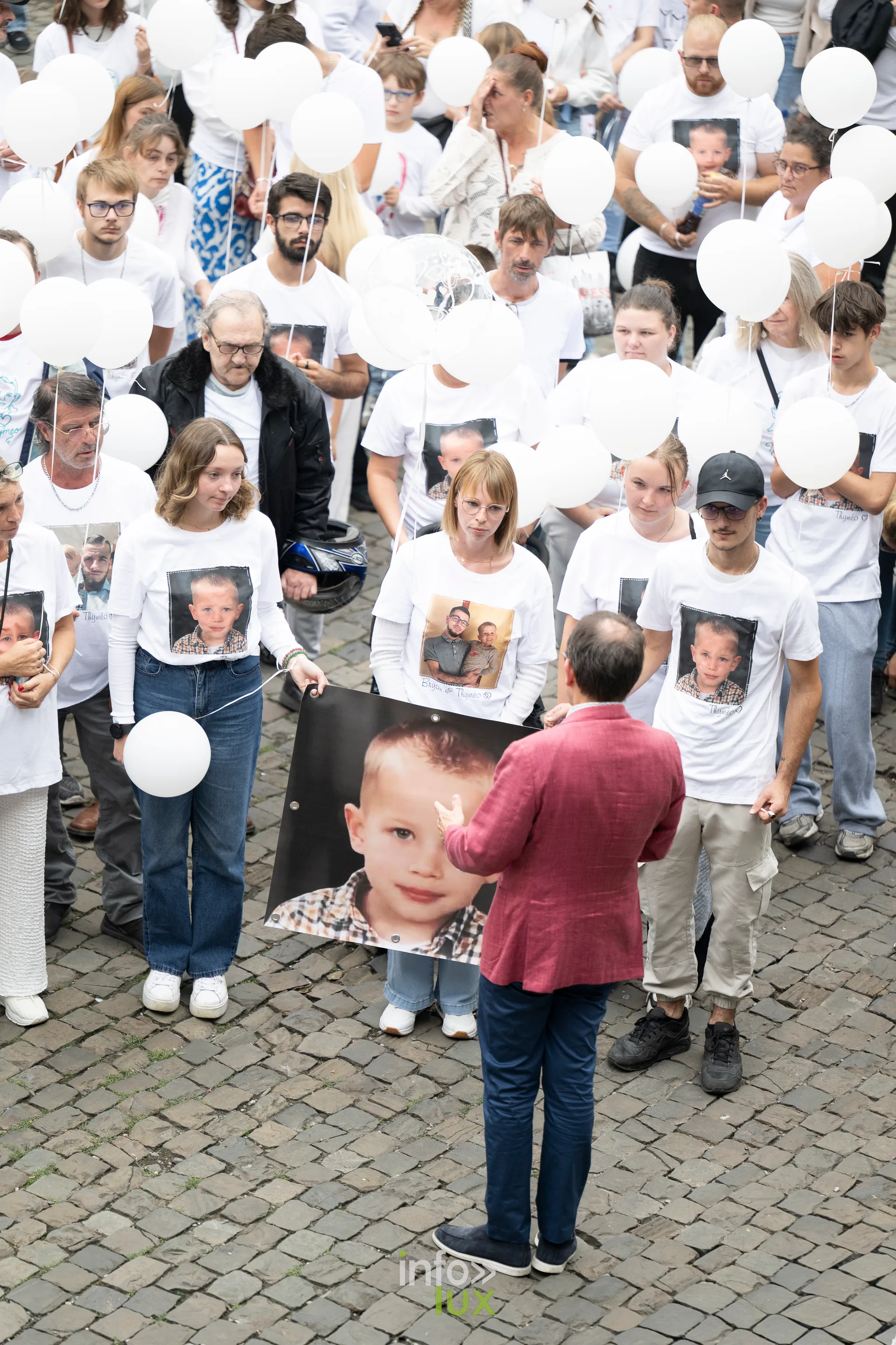 La bâche à l'effigie de Tyméo déployée devant le cortège arrêté