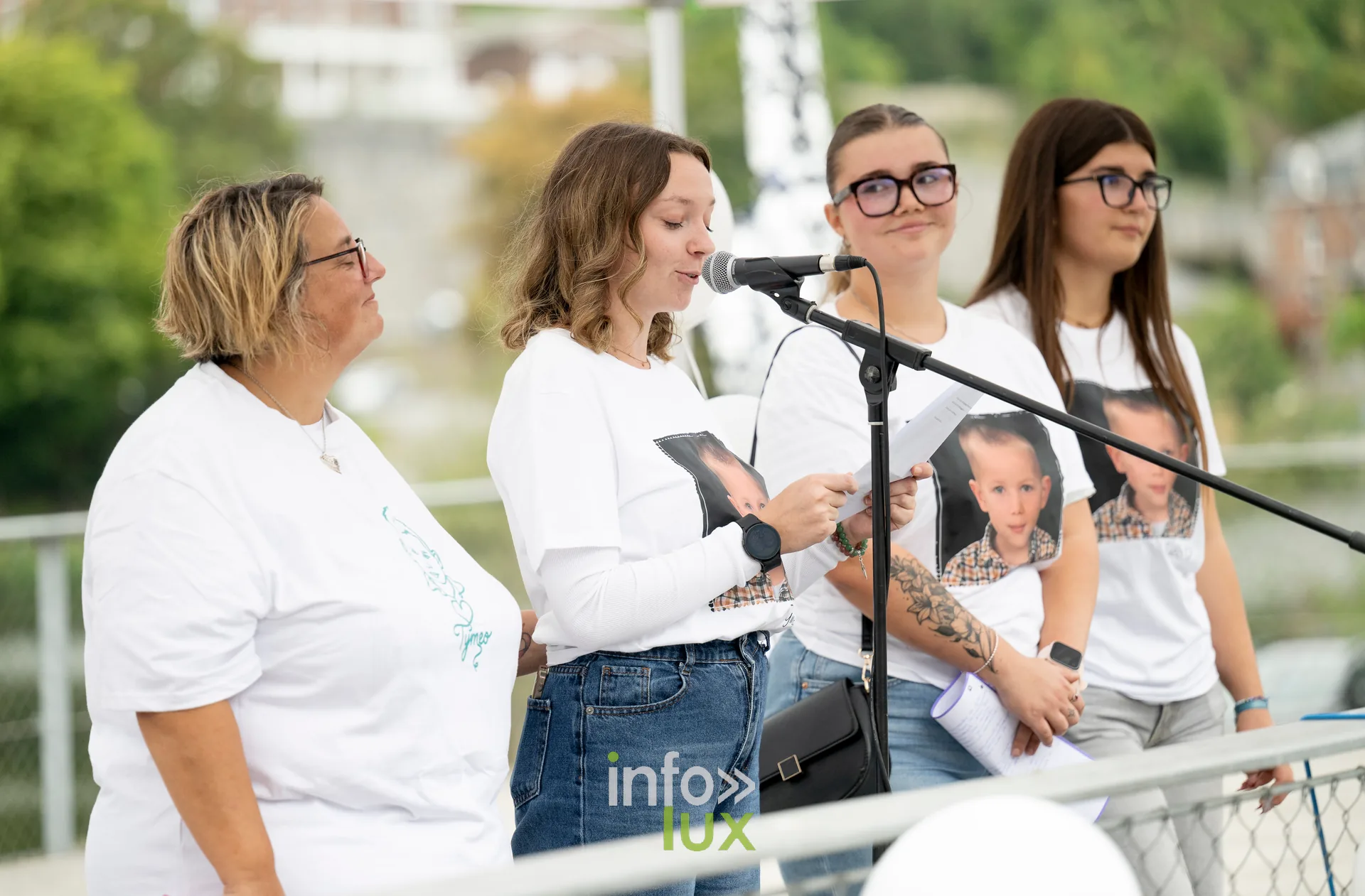Des femmes prennent la parole au micro lors de la marche blanche