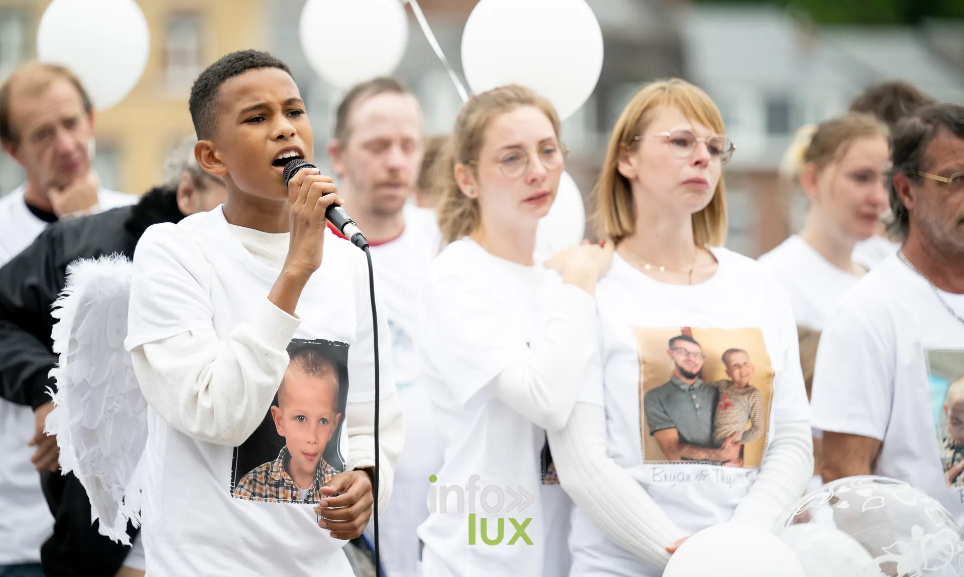 Roméo chante au micro, les proches derrière lui