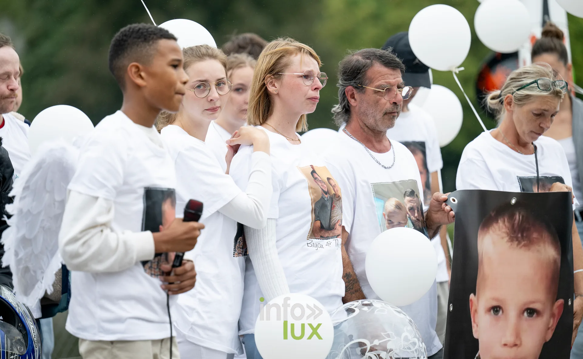 Roméo et les proches de la famille pendant l'hommage