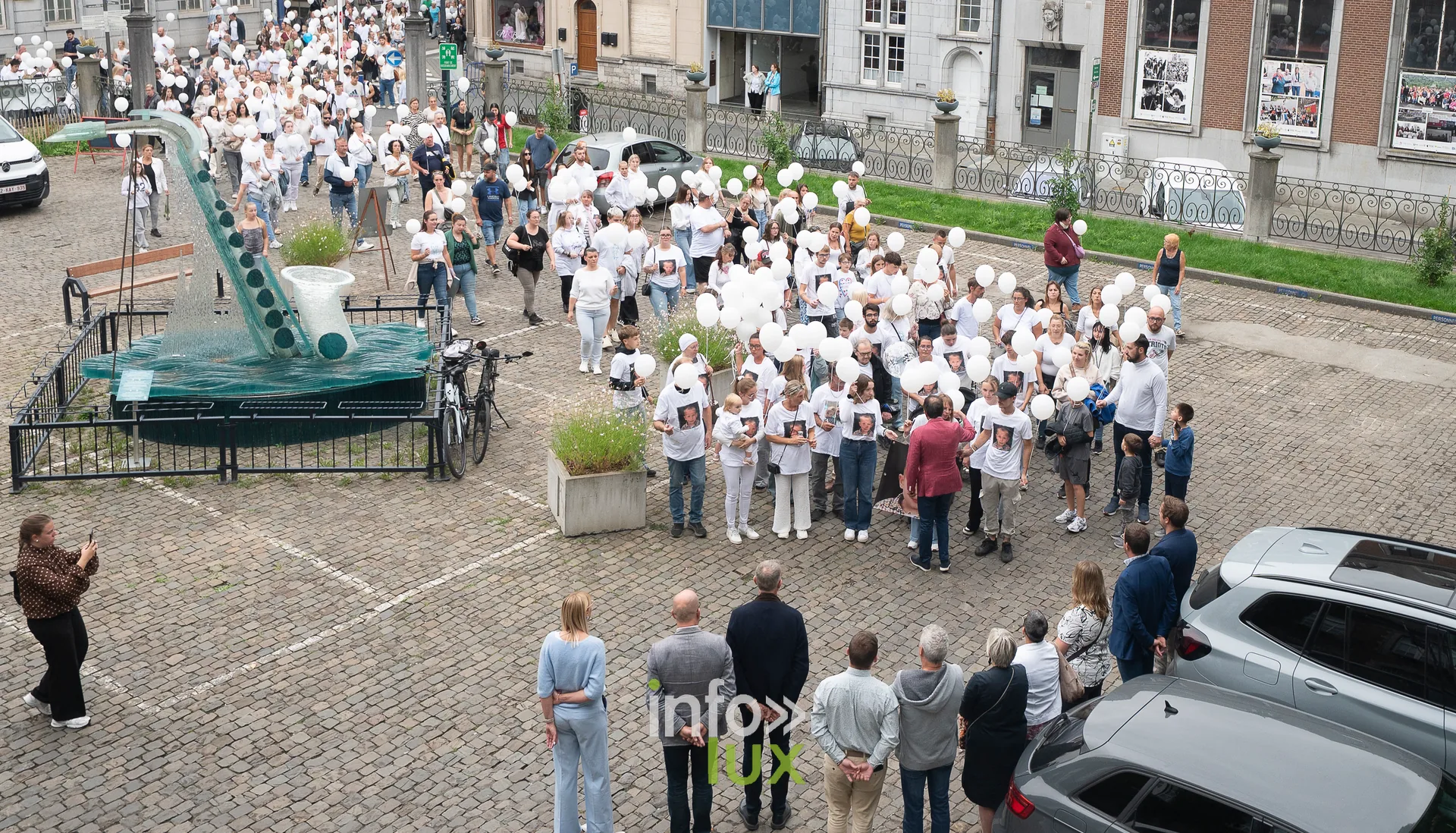 Halte du cortège devant l'hôtel de ville de Dinant, près de la fontaine au saxophone