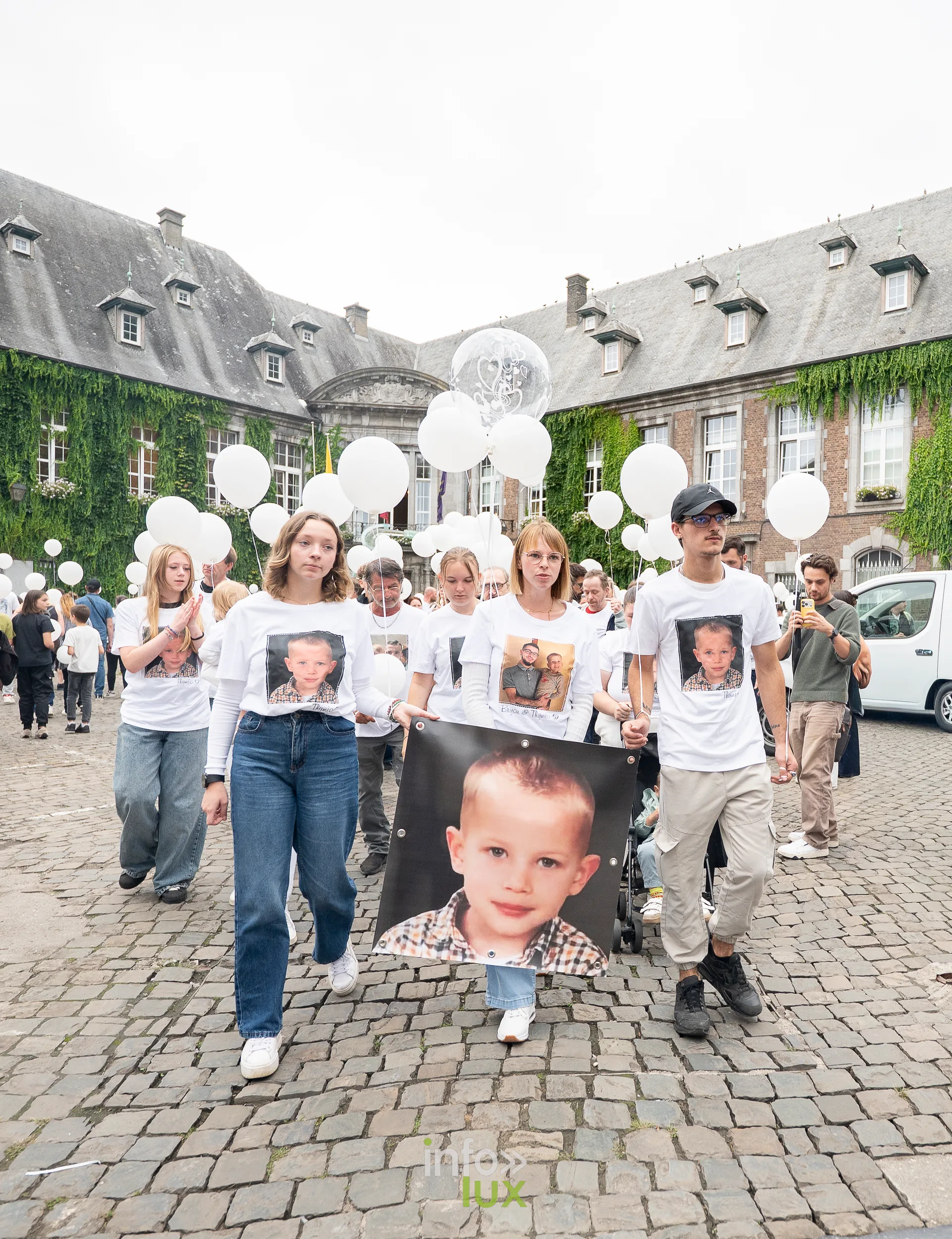 Le cortège de la marche blanche progresse sur les pavés de Dinant