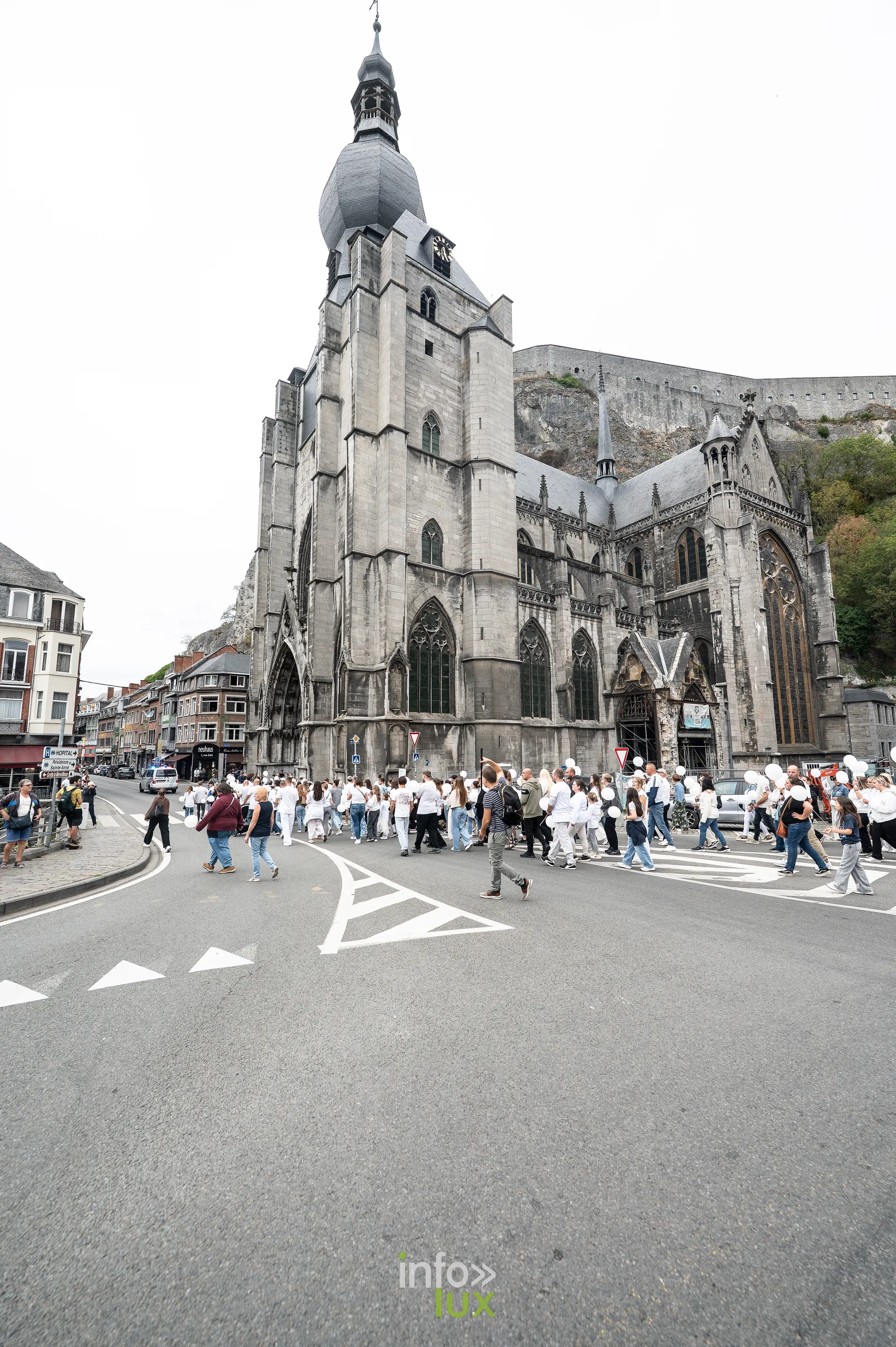 Le cortège de la marche blanche passe au pied de la collégiale Notre-Dame de Dinant