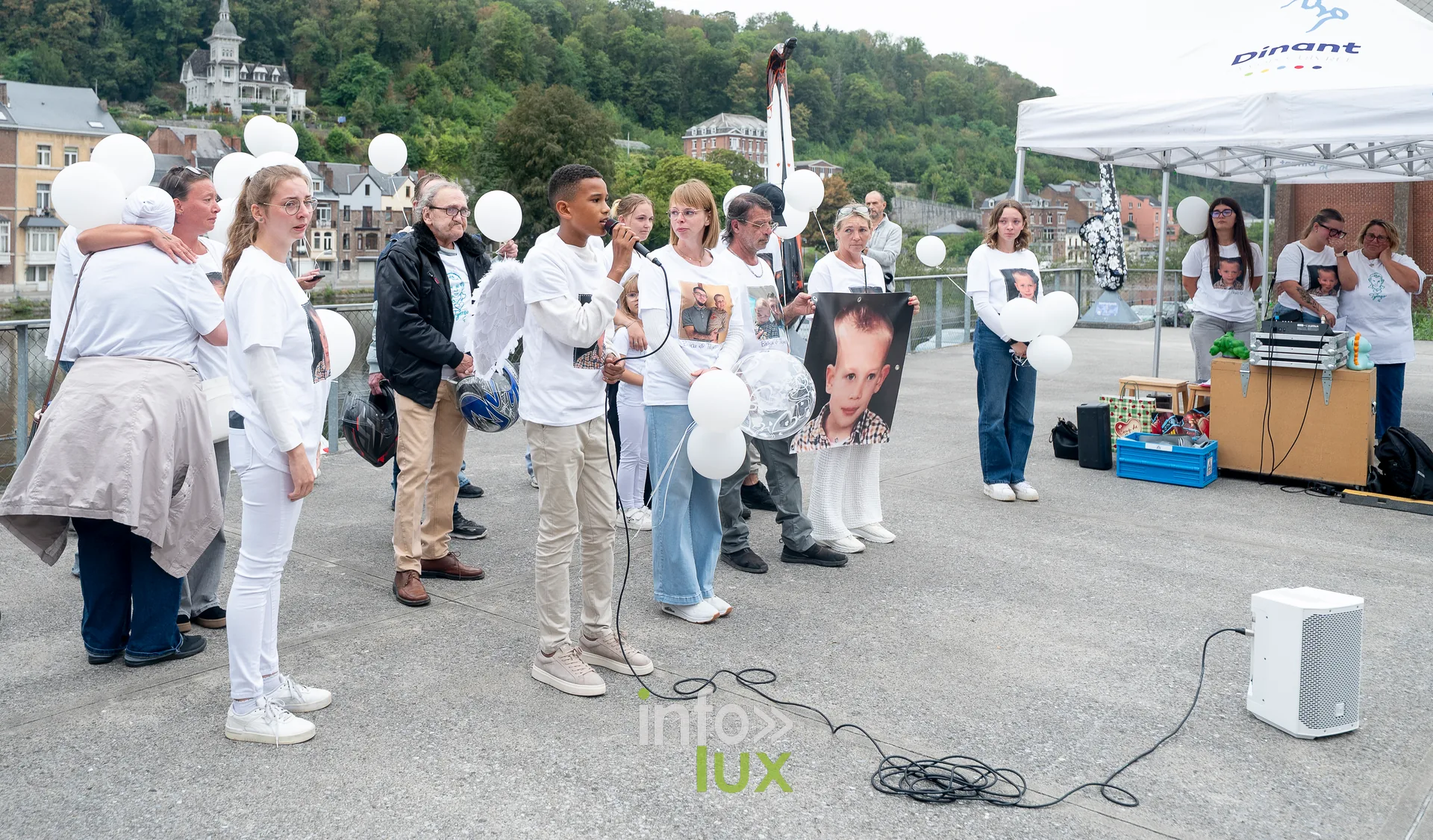 Le groupe des proches et la sonorisation installés sur l'esplanade
