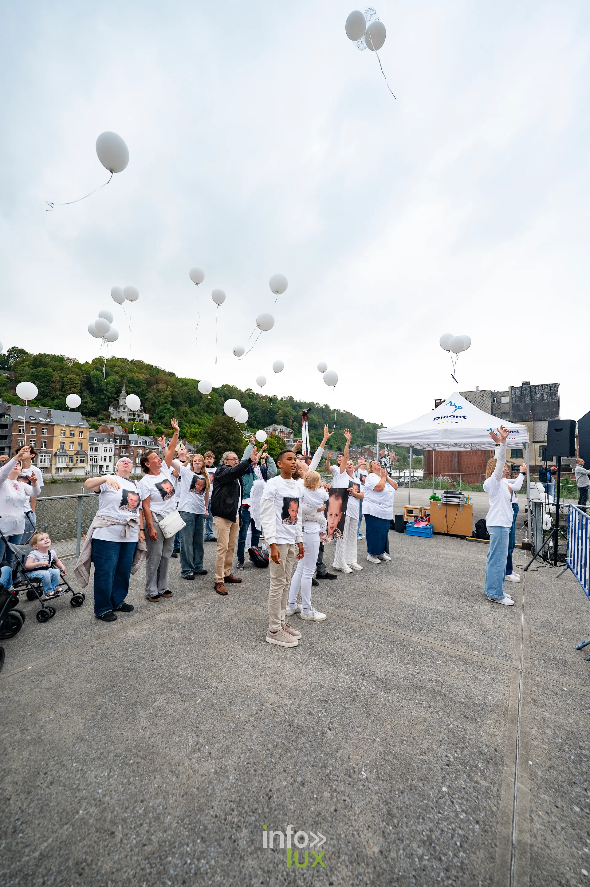 Les participants lèvent les bras au moment du lâcher de ballons