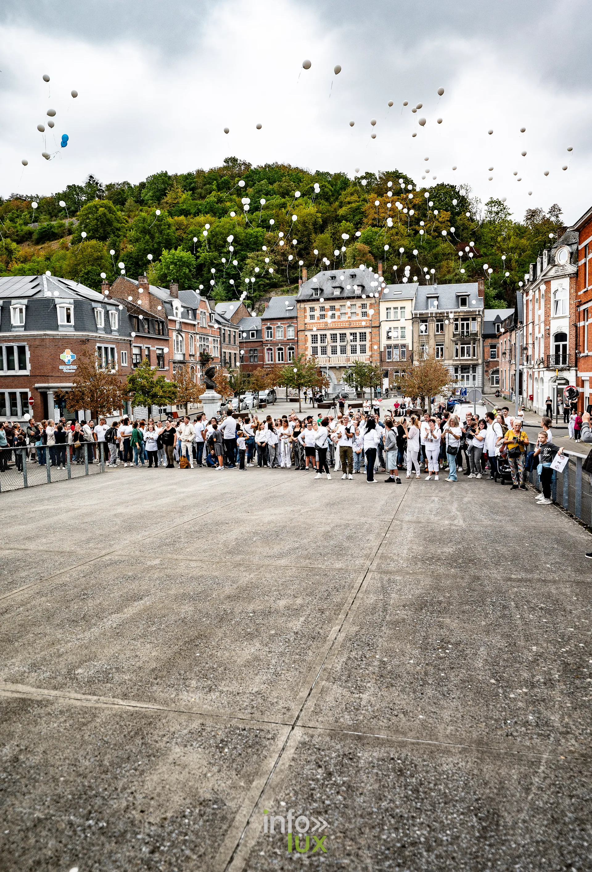Des dizaines de ballons blancs s'élèvent dans le ciel au-dessus de Dinant