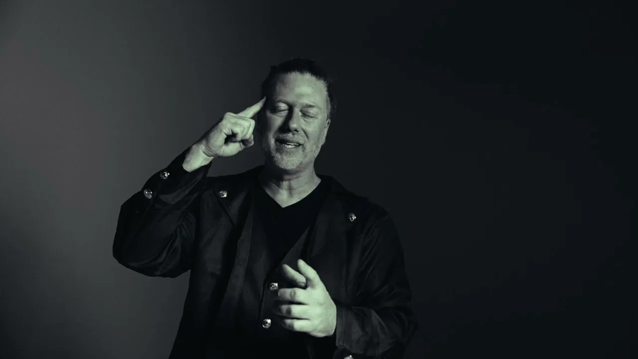 Mathieu Lippé en noir et blanc, un doigt sur la tempe, image du clip Je reviens dans ma force