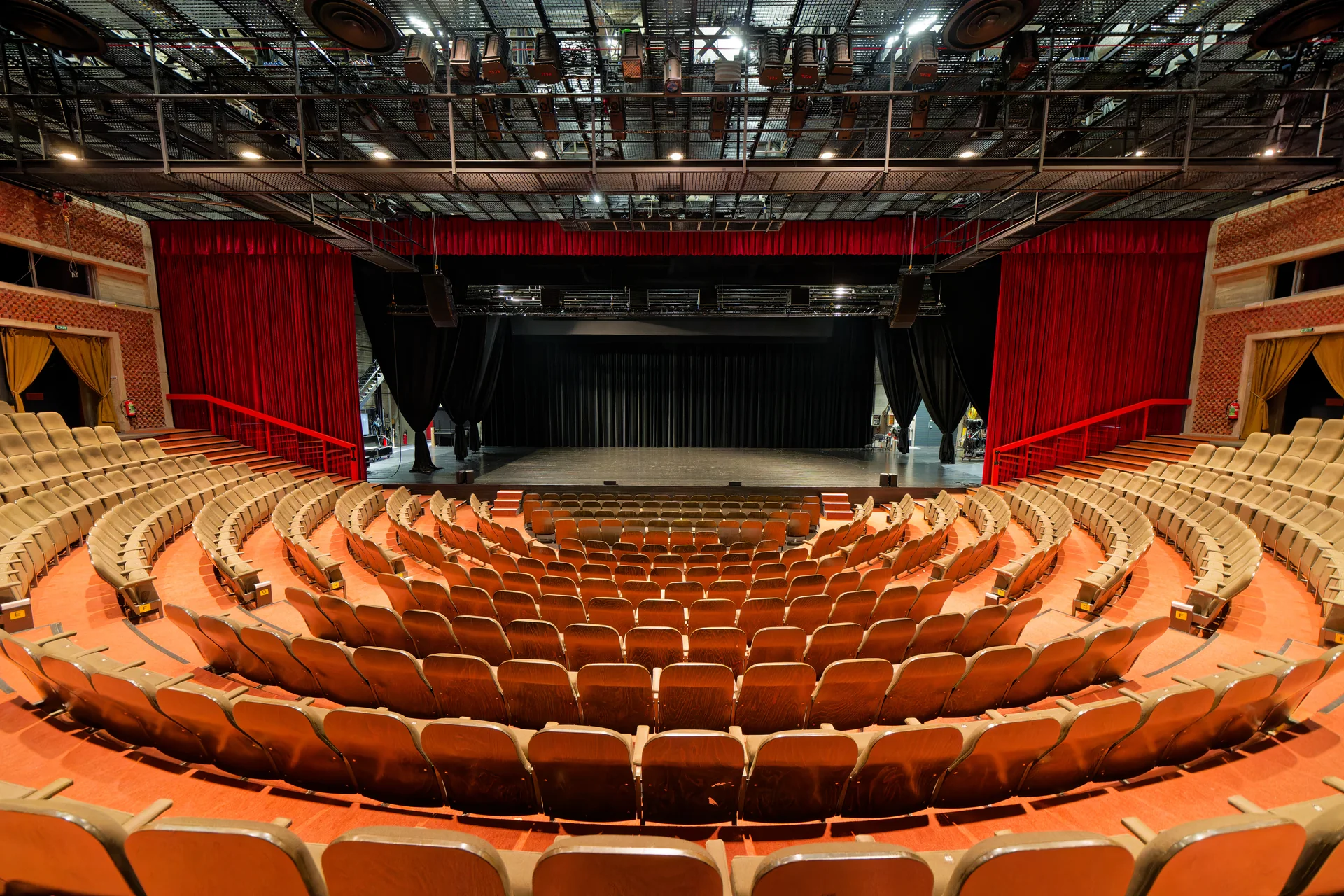 Rangees de fauteuils orange du grand theatre de la Maison de la Culture d Arlon