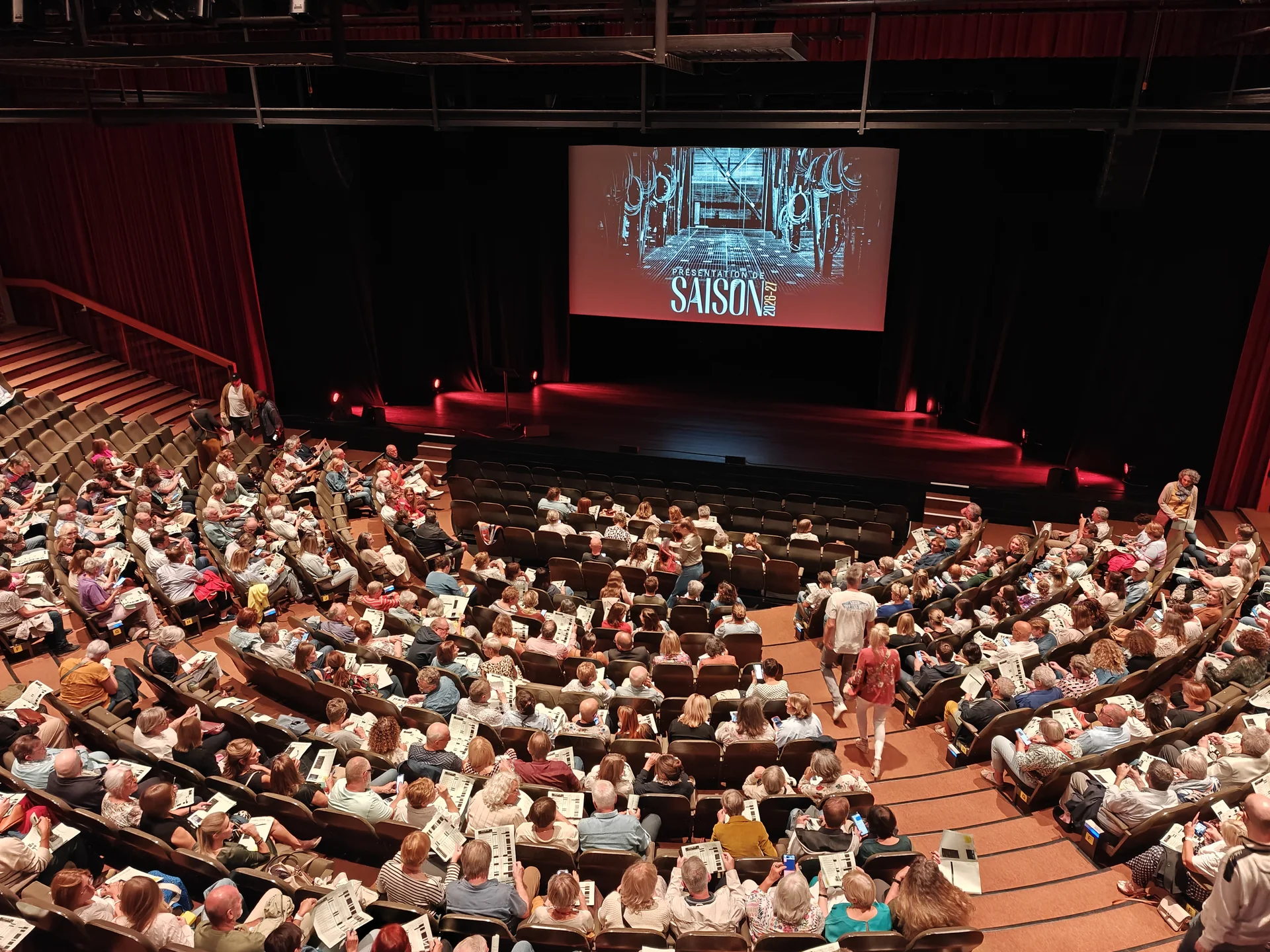Public installe dans les gradins du grand theatre de la Maison de la Culture d Arlon