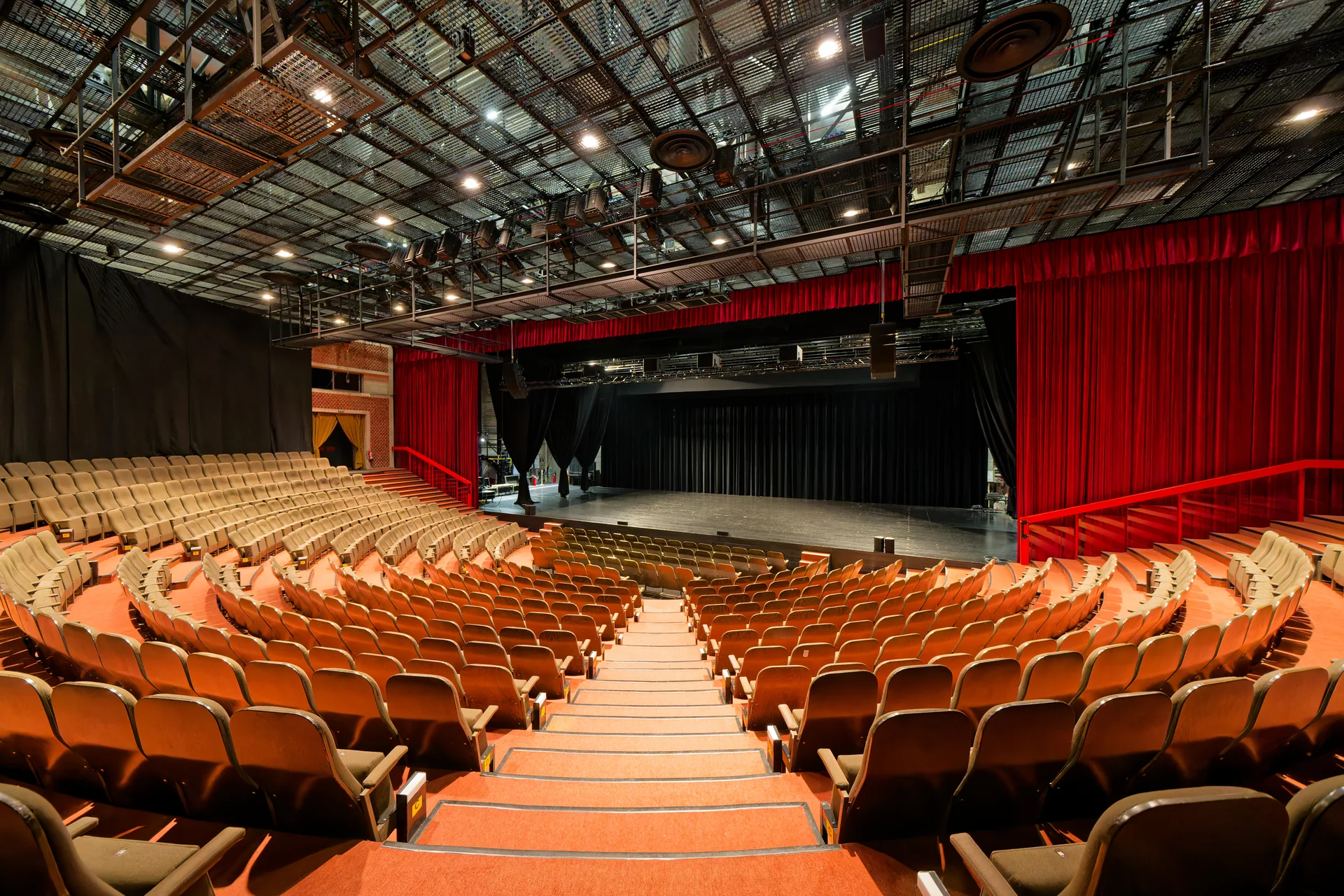 Le grand theatre vide de la Maison de la Culture d Arlon vu depuis les gradins