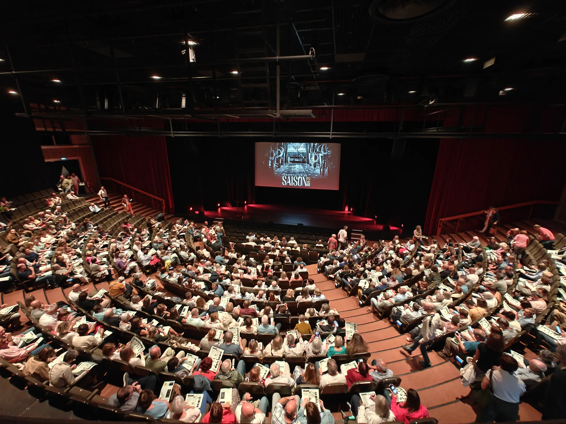 Vue en plongee du grand theatre de la Maison de la Culture d Arlon rempli de spectateurs