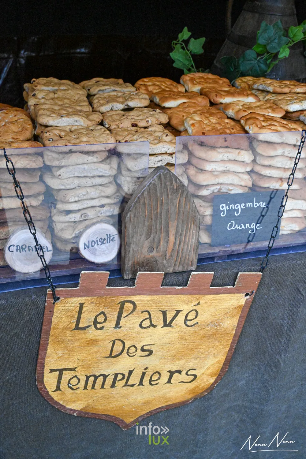 Enseigne « Le Pavé des Templiers » devant des pains et biscuits artisanaux