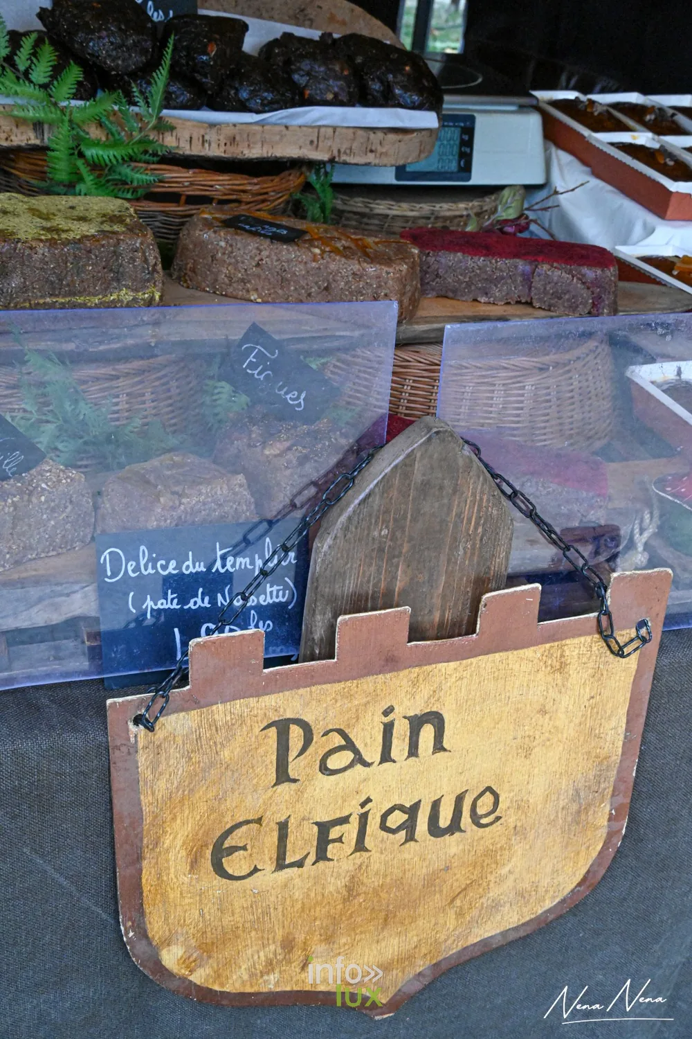 Enseigne « Pain Elfique » sur un étal de pains artisanaux