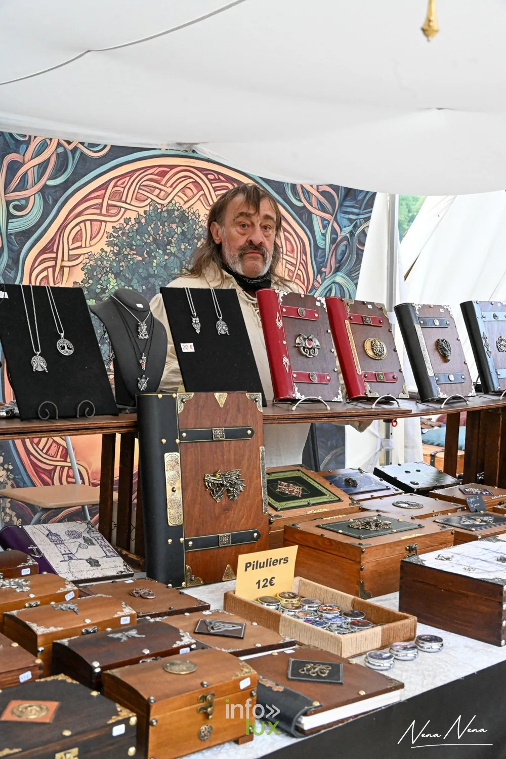Étal de coffrets en bois, piluliers et bijoux, avec l’artisan derrière son stand