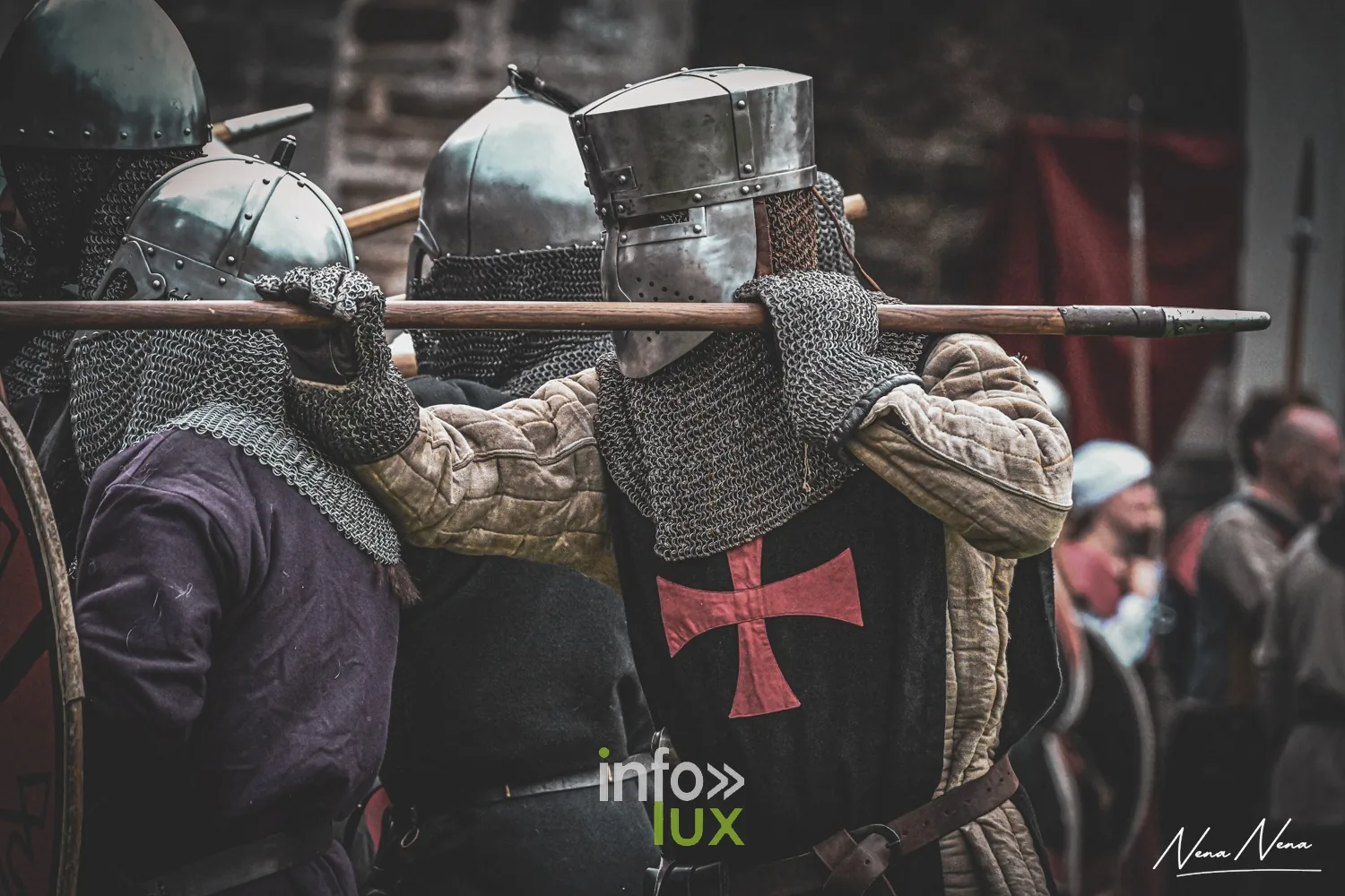 Combat à la lance entre chevaliers casqués, croix rouge sur une tunique