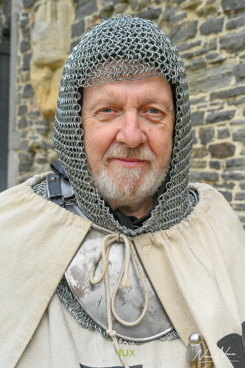 Portrait d’un chevalier en camail de mailles et tunique blanche