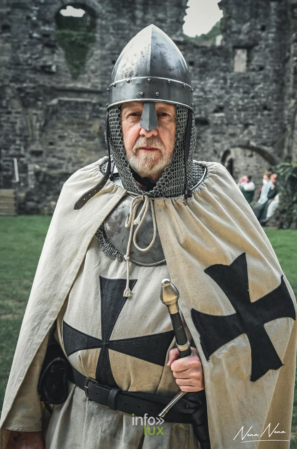 Portrait d’un chevalier casqué, cape blanche à croix noire, épée à la ceinture