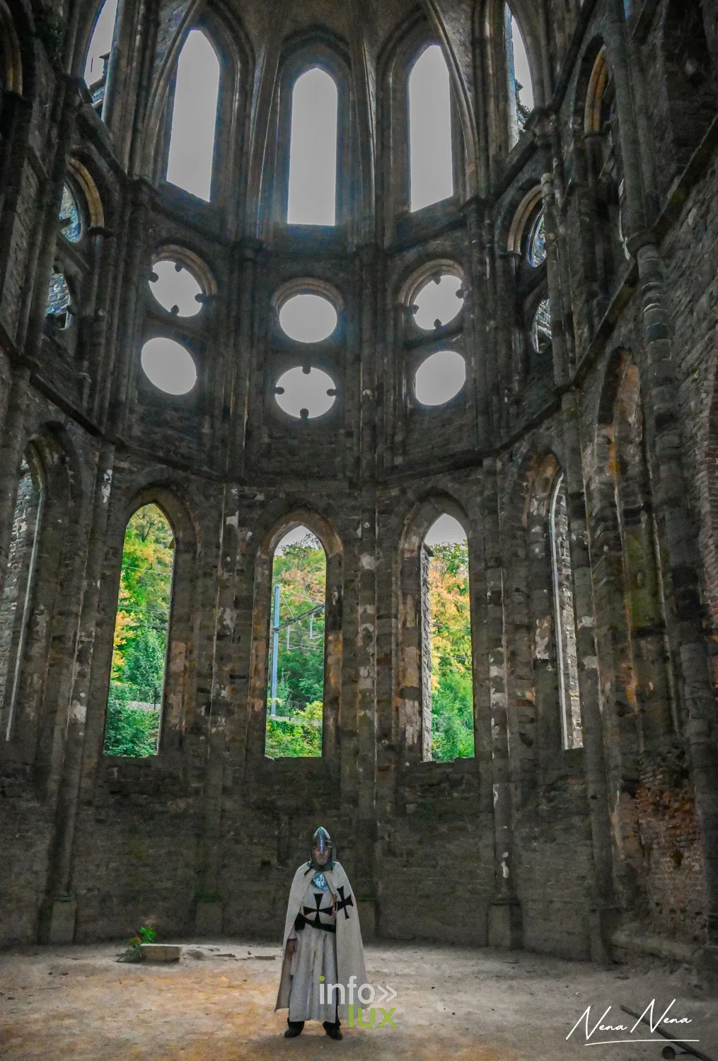 Un chevalier seul au centre du chœur en ruine de l’abbatiale
