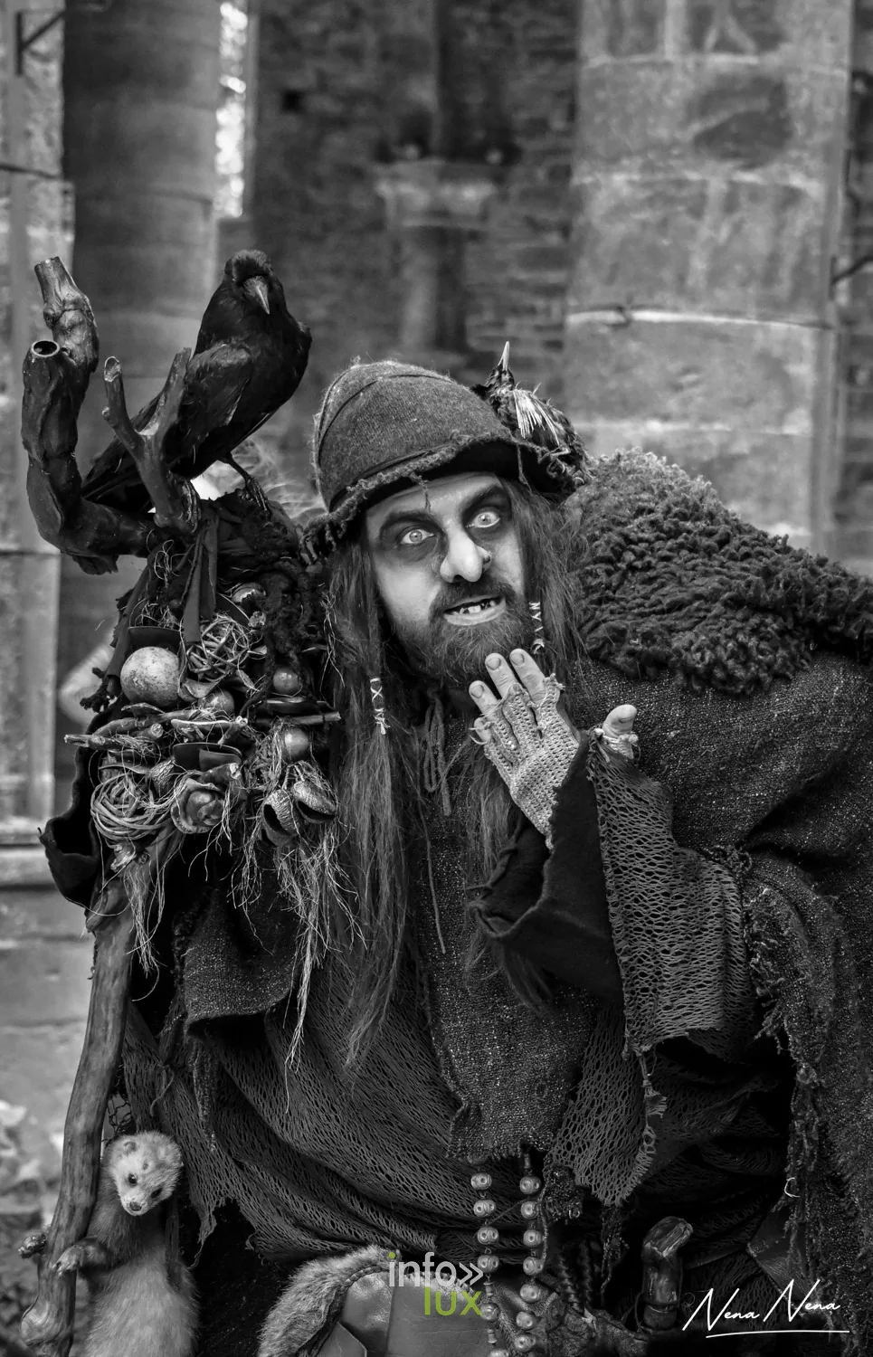 Portrait d’un sorcier grimé, corbeau sur l’épaule, en noir et blanc