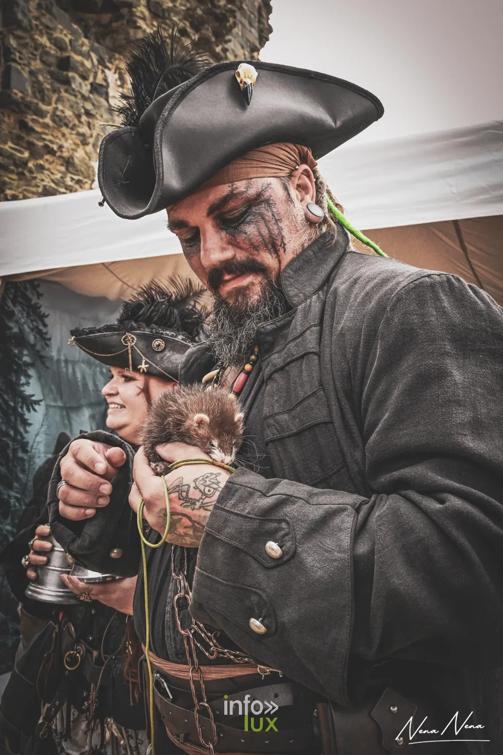 Portrait d’un couple en costume de pirates, l’homme au tricorne baisse les yeux