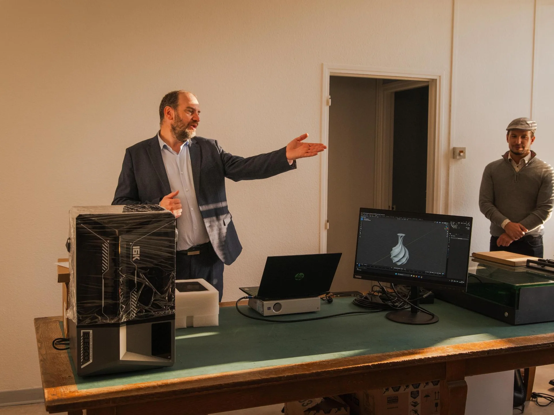 Présentation du FabLab de la MJC d’Audun-le-Tiche devant une imprimante 3D et un écran de modélisation