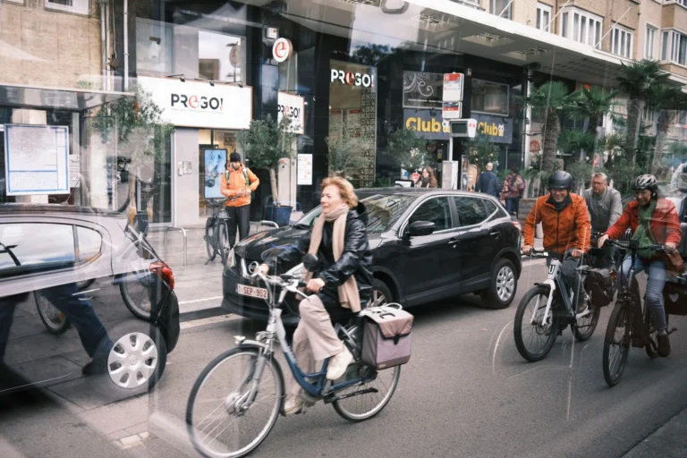 Cyclistes et pietons dans une rue de Bruxelles