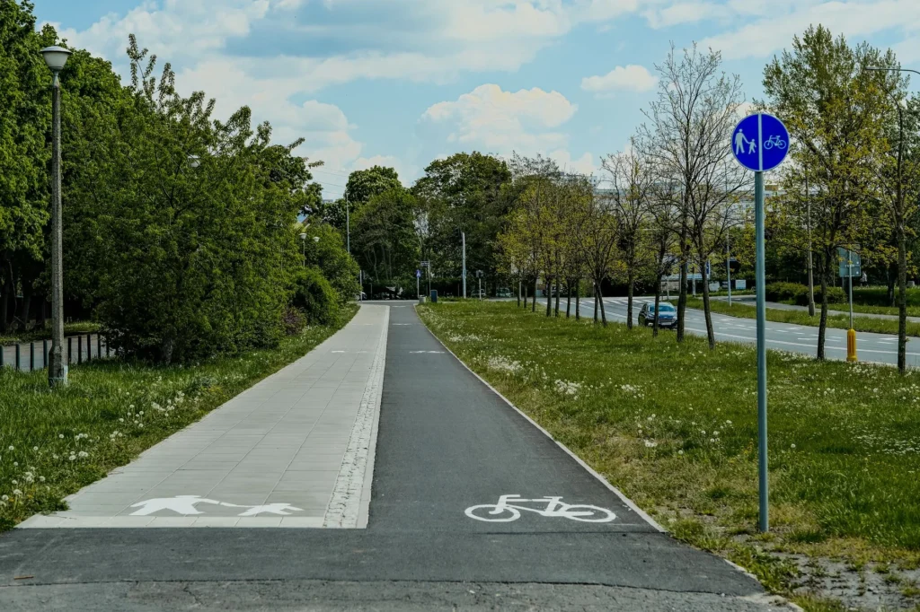 Piste cyclable et cheminement pieton separes, bordes d arbres