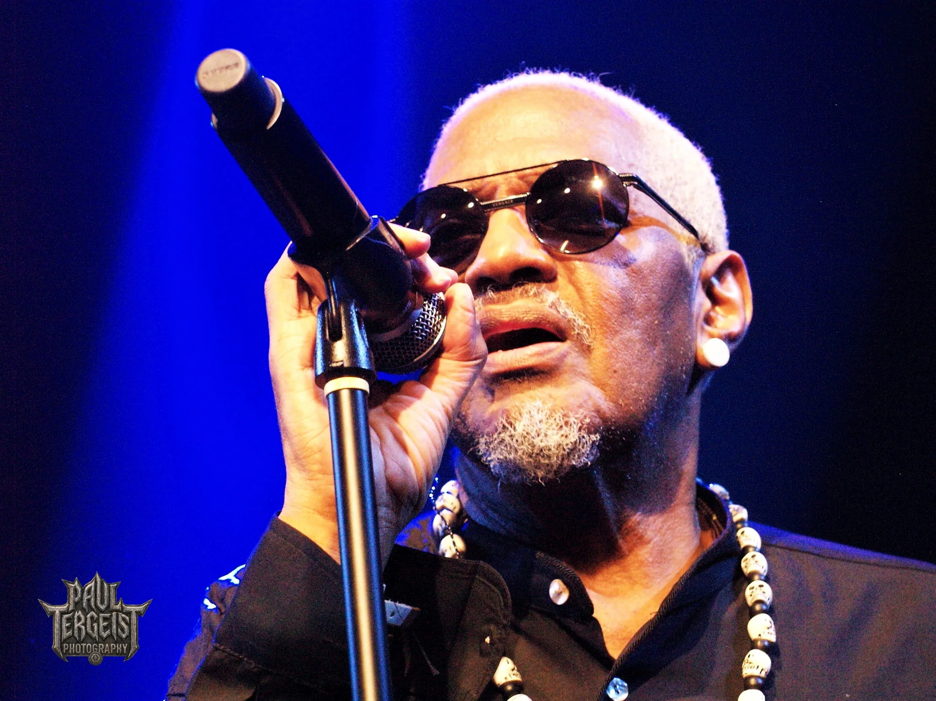 Chanteur de Mother s Finest avec lunettes noires au micro au Golden Age Rock Festival 2022