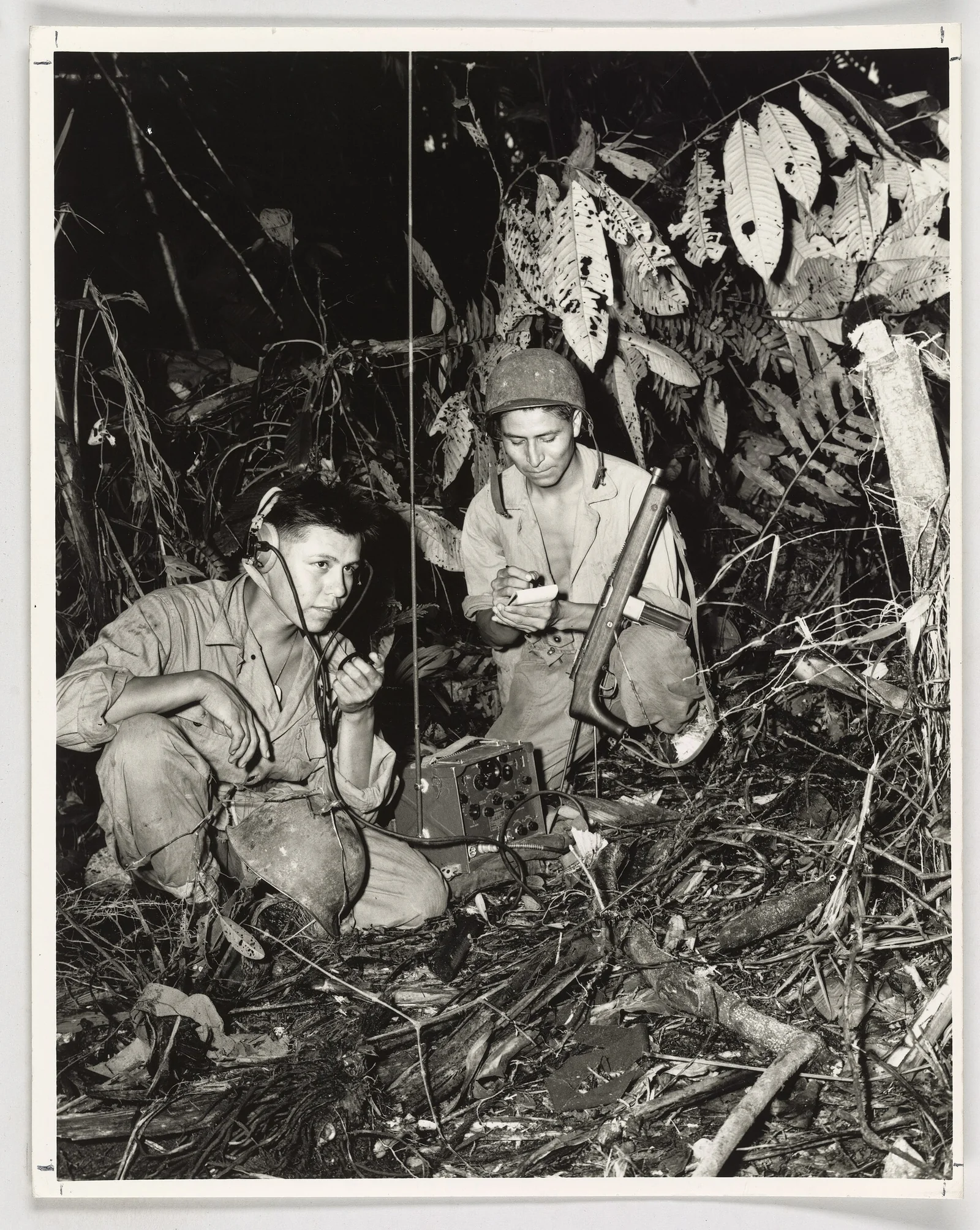 Deux code talkers navajos des Marines, Henry Blake Jr. et George H. Kirk, avec une radio portable dans la jungle de Bougainville en decembre 1943