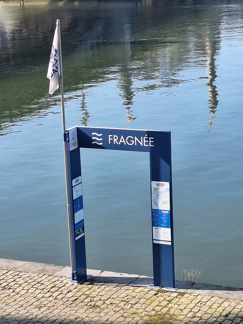 Portique de l'arrêt Fragnée de la navette fluviale, quai Gloesener à Liège