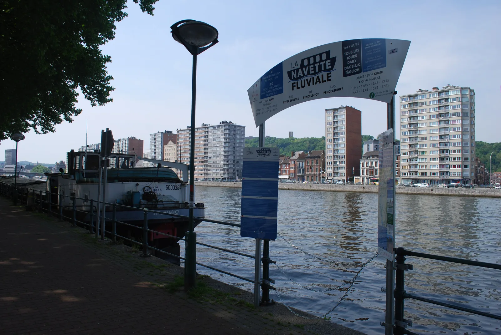 Arrêt de la navette fluviale de Liège au bord de la Meuse, avec son portique et le bateau à quai