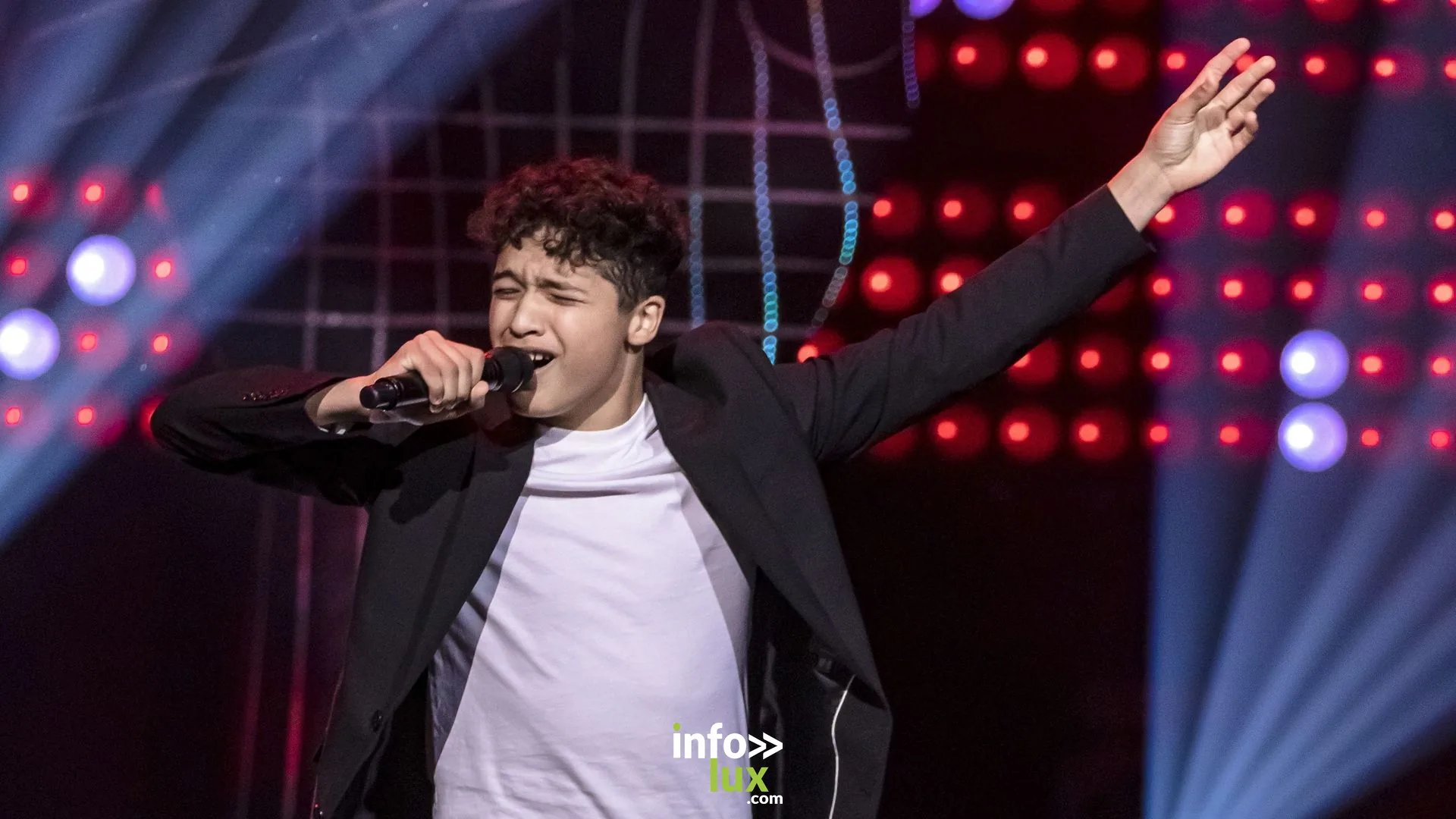 Etyan, aujourd'hui Nayte, sur la scène de The Voice Kids Belgique en 2020