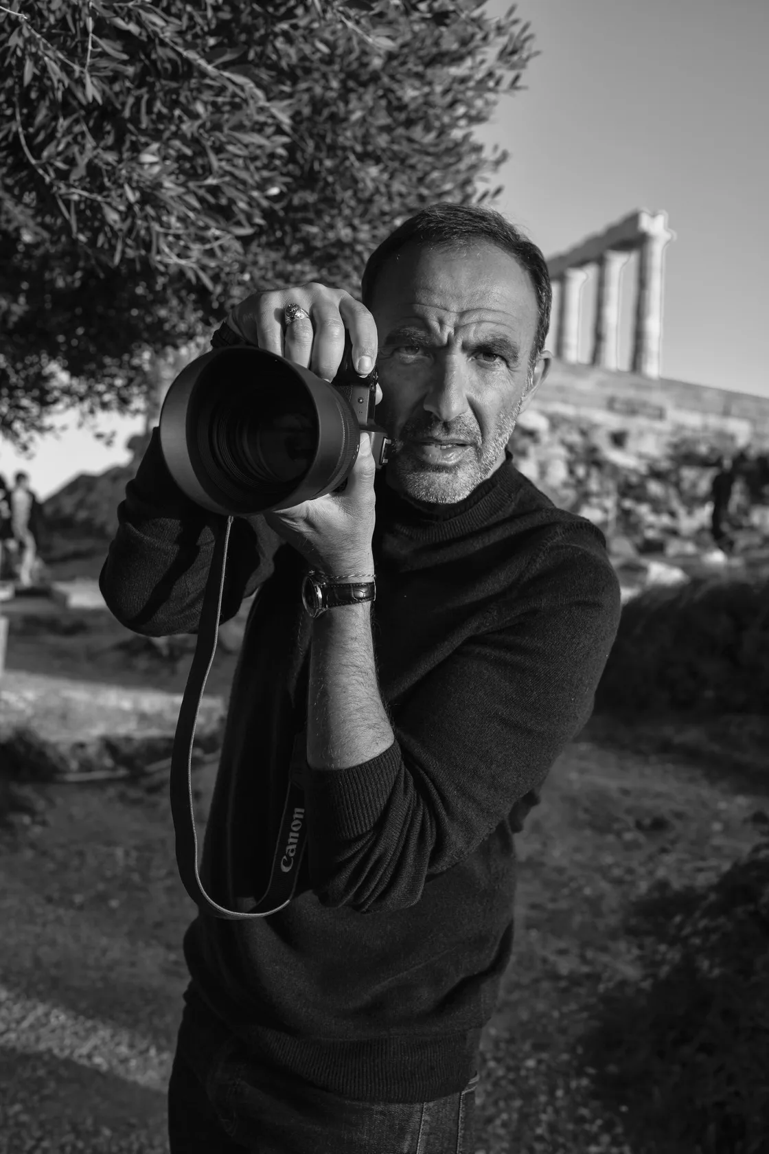 Nikos Aliagas photographiant au cap Sounion en Grece