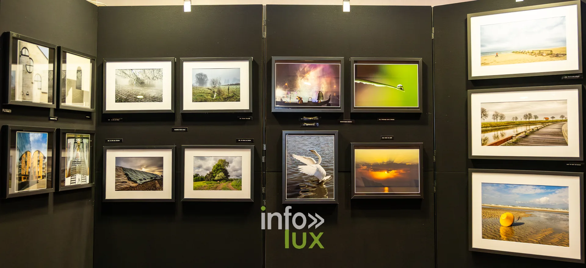 Photographies encadrées accrochées sur les cimaises noires de l’exposition du Royal Photo Club Entre Nous à Nivelles