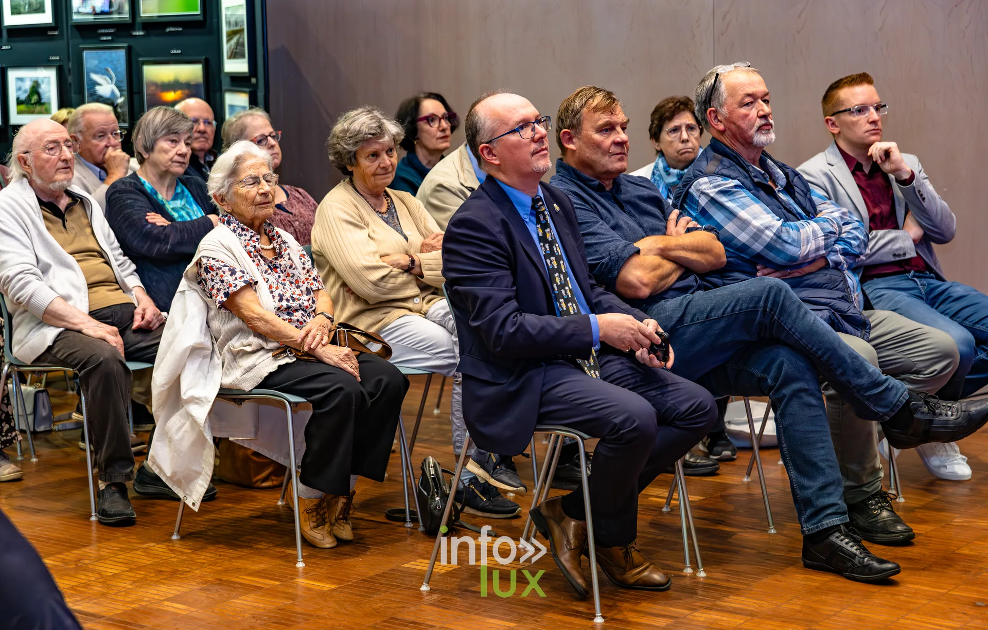 Public nombreux assis dans la salle des mariages de l’Hôtel de Ville de Nivelles lors du vernissage du Royal Photo Club Entre Nous