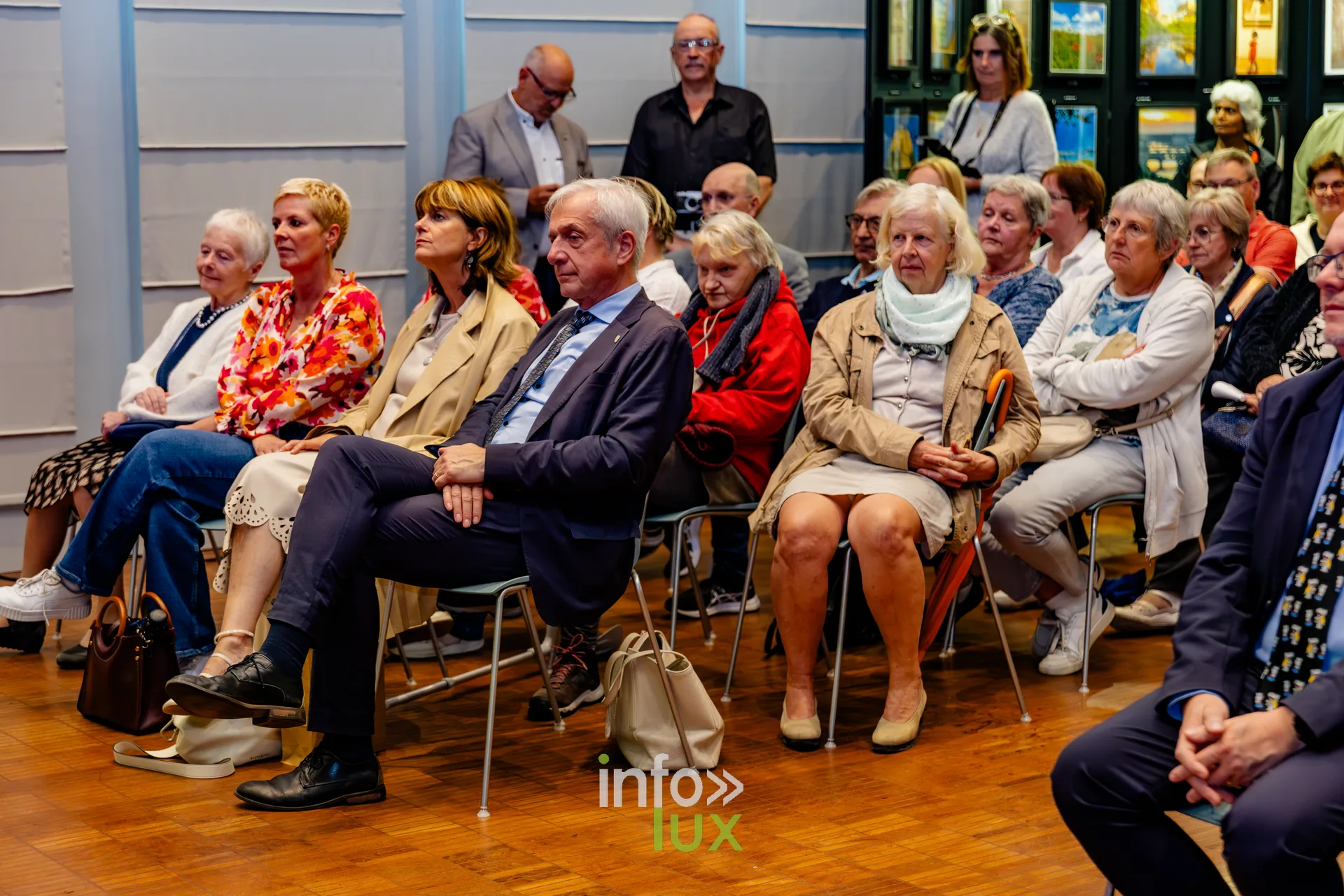 Public nombreux assis dans la salle des mariages de l’Hôtel de Ville de Nivelles lors du vernissage du Royal Photo Club Entre Nous