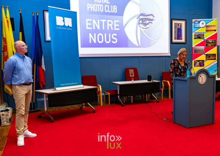 Tribune du vernissage du Royal Photo Club Entre Nous avec le visuel du club projeté, Hôtel de Ville de Nivelles